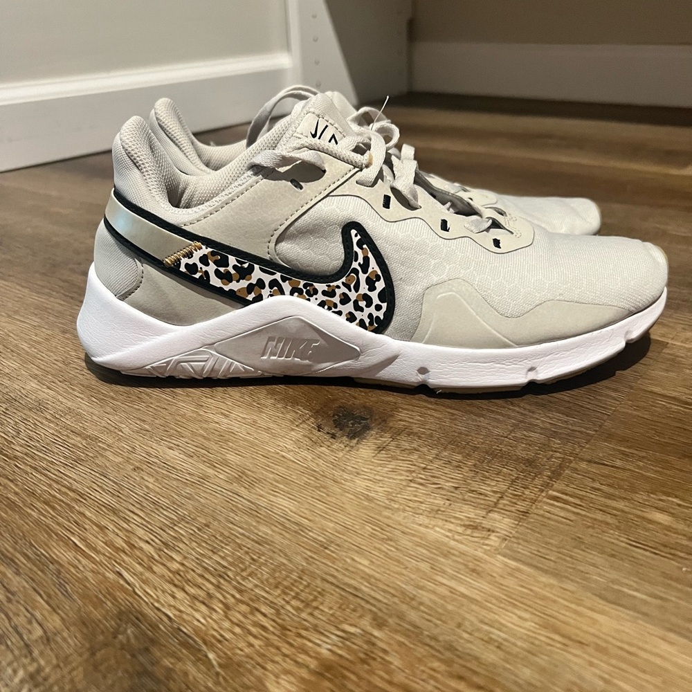 The Nike women’s Legend Essential 2 Premium ‘Leopard’ size 9.5